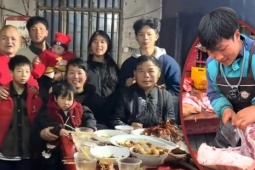 Chàng trai từ bỏ giấc mơ đại học, giúp bố mẹ nuôi 6 em, dậy đi làm từ 2h sáng