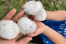 Mưa đá ở Tuyên Quang, Phú Thọ, có viên to cỡ bóng tennis