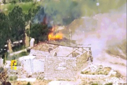 Xe tăng tối tân Israel bốc cháy sau đòn tập kích của drone Hezbollah