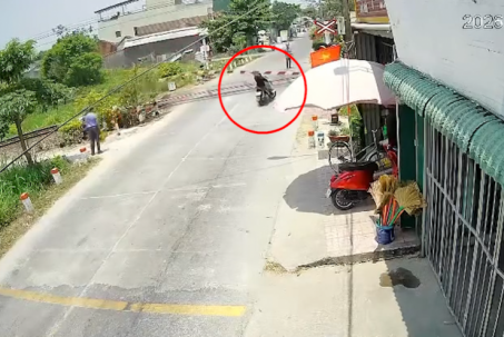 Clip: Thanh niên say xỉn "hạ gục" thanh chắn tàu rồi ngã nhào xuống đường ray