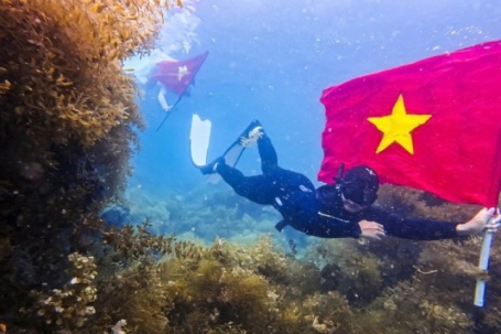 Du lịch Quy Nhơn, giới trẻ hào hứng check-in đáy biển cùng cờ Tổ quốc