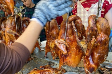 Tiệm vịt quay ở TP.HCM ‘bỏ túi’ cả trăm triệu đồng mỗi ngày dịp 30/4 - 1/5