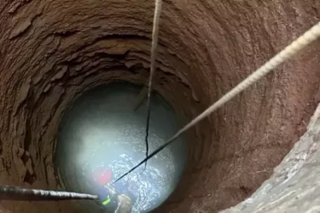 CLIP: Cuộc giải cứu nghẹt thở dưới giếng sâu ở TPHCM