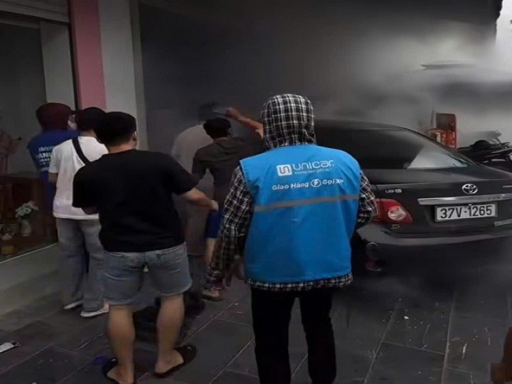 Ô tô mất lái tông vào nhà bên đường rồi bốc khói, người dân phá kính cứu tài xế