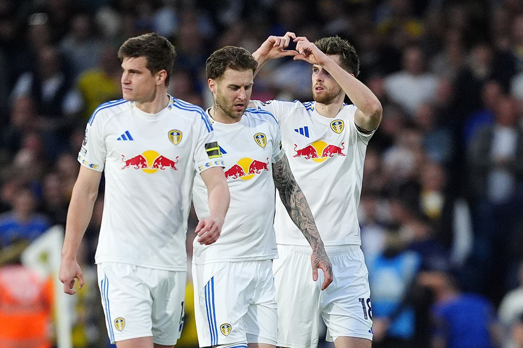 Anton Stach ghi một tuyệt phẩm tầm xa đưa Leeds mở điểm chỉ sau 8 phút