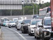 Ô tô ùn ùn về Hà Nội ngày thứ 3 nghỉ lễ, CSGT tạm đóng đường phân luồng