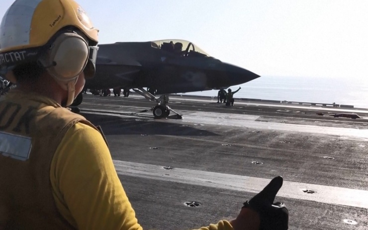 Máy bay Mỹ xuất kích từ tàu sân bay để tập kích Iran vào tháng 2/2026. Ảnh: US Centcom.