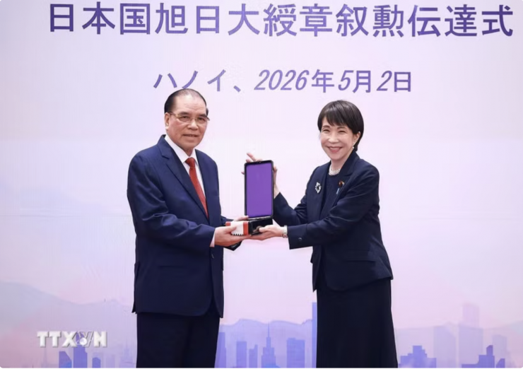 Thủ tướng Nhật Bản Takaichi Sanae trao Huân chương Mặt trời mọc hạng nhất Đại thập tự của Nhà nước Nhật Bản cho nguyên Tổng Bí thư Nông Đức Mạnh. Ảnh: TTXVN