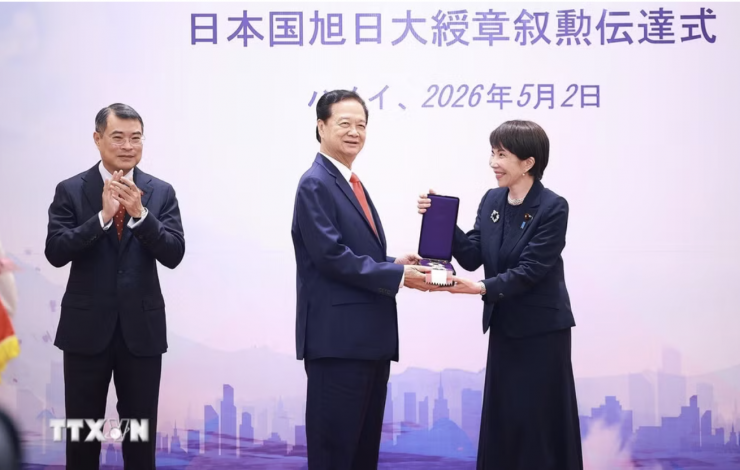 Thủ tướng Nhật Bản Takaichi Sanae trao Huân chương Mặt trời mọc hạng nhất Đại thập tự của Nhà nước Nhật Bản cho nguyên Thủ tướng Nguyễn Tấn Dũng. Ảnh: TTXVN