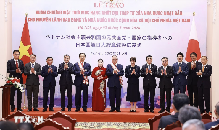 Thủ tướng Lê Minh Hưng và Thủ tướng Nhật Bản Takaichi Sanae cùng các đại biểu chụp ảnh chung. Ảnh: TTXVN