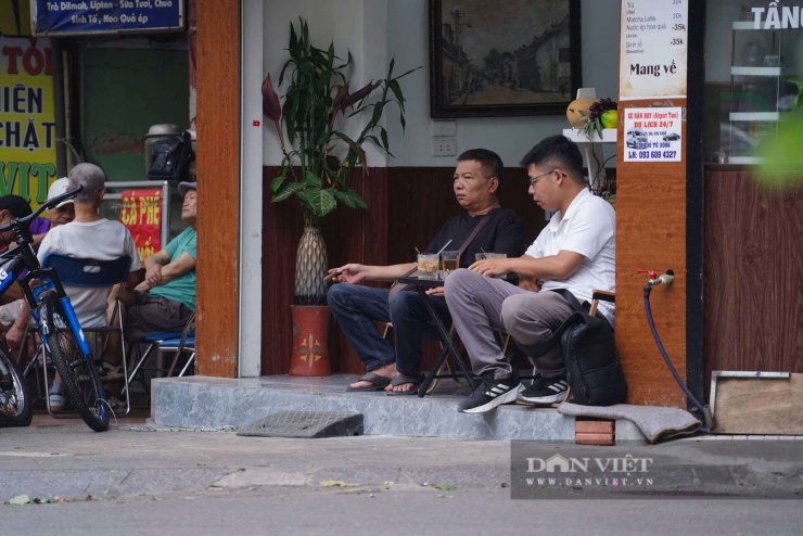 Hà Nội siết chặt vỉa hè: Hàng loạt cửa hàng "tháo chạy", trả mặt bằng - 2