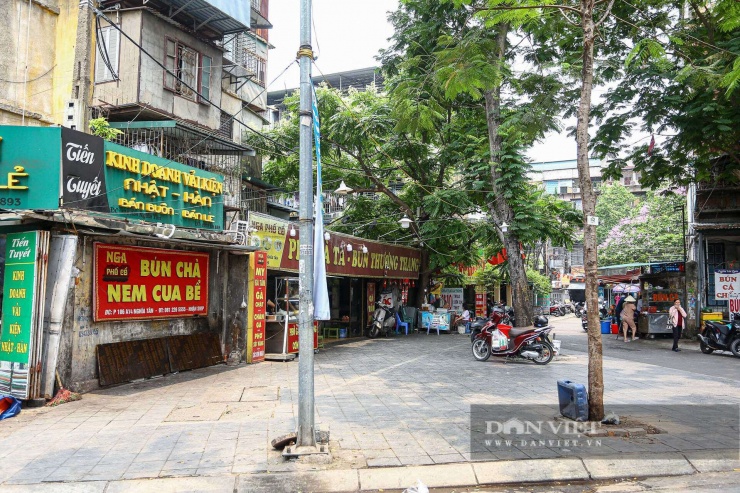Hàng quán ăn uống sụt giảm doanh thu khi không thể tận dụng không gian vỉa hè. Ảnh: Khổng Chí