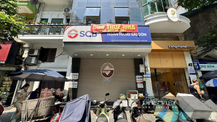 Tình trạng các cửa hàng "tháo chạy" cũng xuất hiện trên đường Ngô Thì Nhậm.&nbsp;Ảnh: Anh Văn