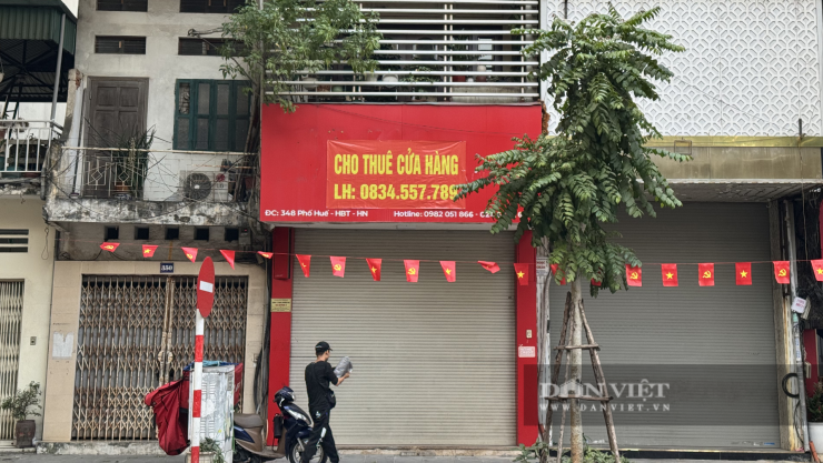 Những tấm băng rôn "hút mắt" không khó để bắt gặp trên Phố Huế. Ảnh: Anh Văn