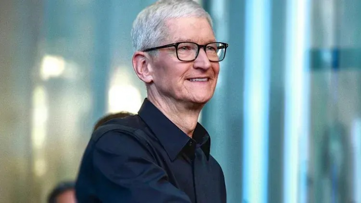 CEO Apple Tim Cook có thói quen đọc và phản hồi email mỗi buổi sáng. Ảnh: Bloomberg