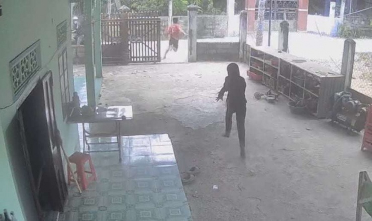 Kẻ trộm rút hung khí đe doạ chủ nhà ở xã Tuyên Quang, tỉnh Lâm Đồng. Nguồn: NDCC