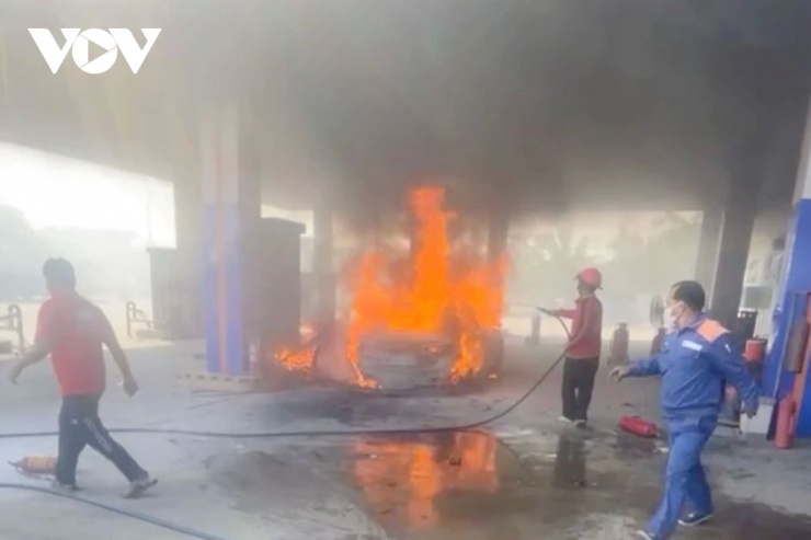 Ngọn lửa ngùn ngụt bao trùm ô tô