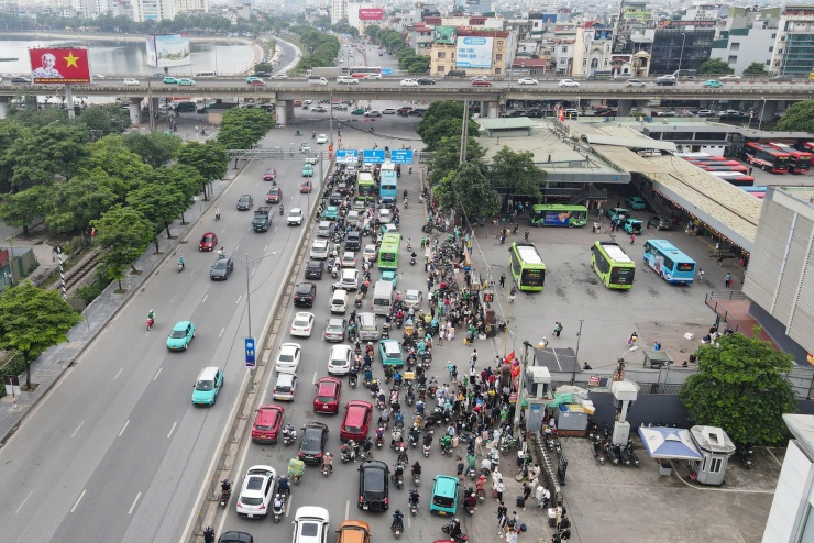 Khu vực đường Giải Phóng (khu vực Bến xe Nước Ngầm) một số thời điểm xảy ra ùn ứ