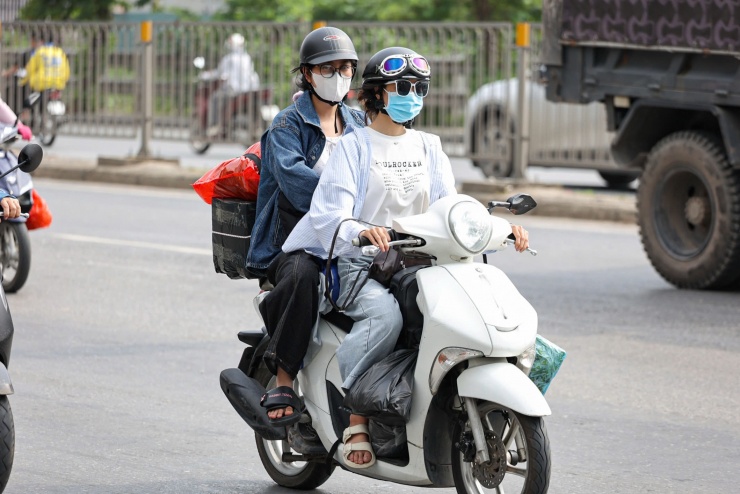 Người dân lên thủ đô mang lỉnh kỉnh đồ đạc