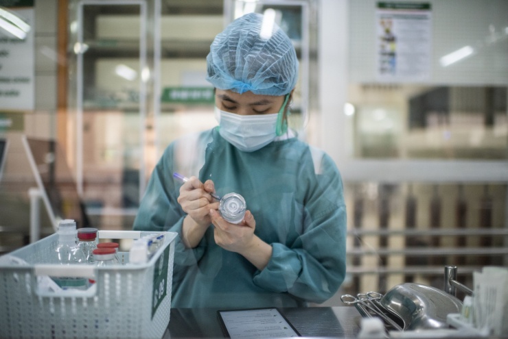 Dù khối lượng công việc tăng cao trong kỳ nghỉ lễ 30/4 - 1/5, các cơ sở khám chữa bệnh trên cả nước vẫn duy trì thường trực 4 cấp, bảo đảm công tác cấp cứu, điều trị cho người dân với tổng hơn 316.800 lượt người bệnh.
