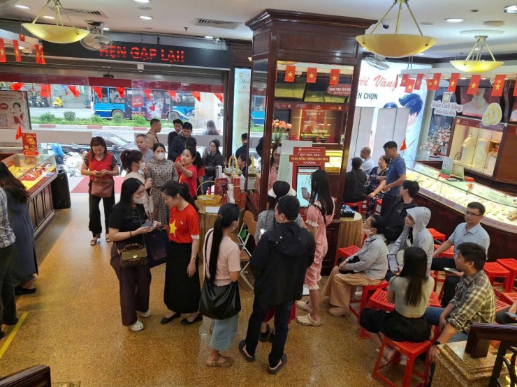 Cửa hàng của Bảo Tín Minh Châu đông đúc hơn các cửa hàng khác.