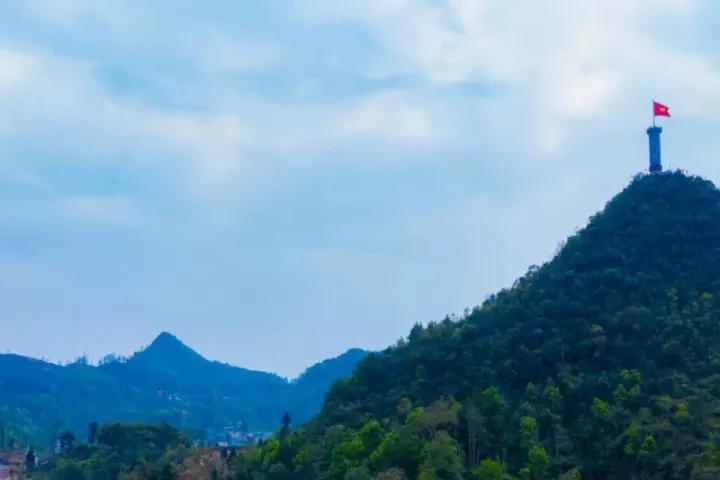 Sức hút kỳ lạ của ngôi làng dưới chân cột cờ Lũng Cú