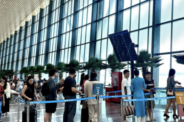 Người dân ùn ùn trở lại TPHCM sau lễ, giá vé máy bay từ Hà Nội vào Nam cao ngang dịp Tết