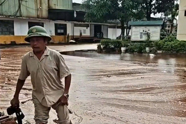 Sét đánh trúng nhà máy đường, gần 2.000 tấn mật mía tràn ra ngoài