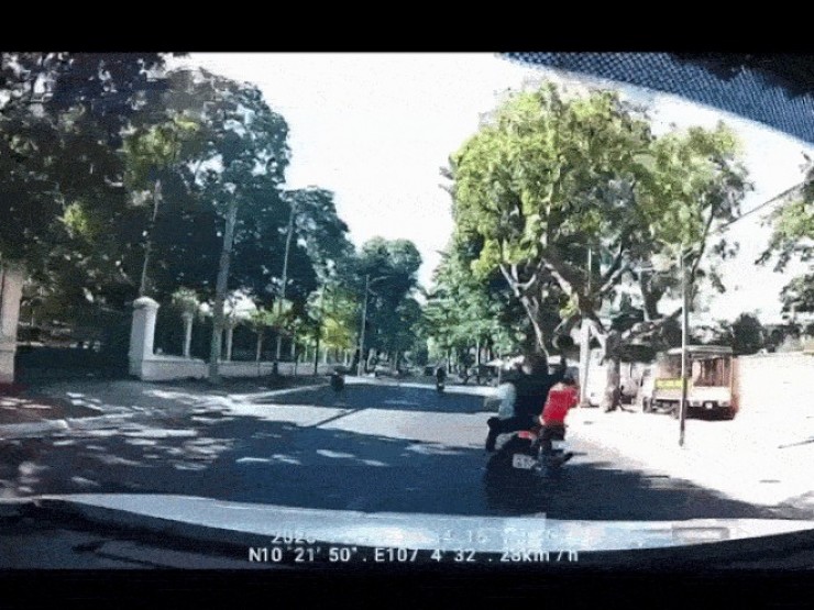 Clip gây phẫn nộ bị đánh từ phía sau, người đàn ông ngã nhào giữa đường