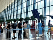 Người dân ùn ùn trở lại TPHCM sau lễ, giá vé máy bay từ Hà Nội vào Nam cao ngang dịp Tết