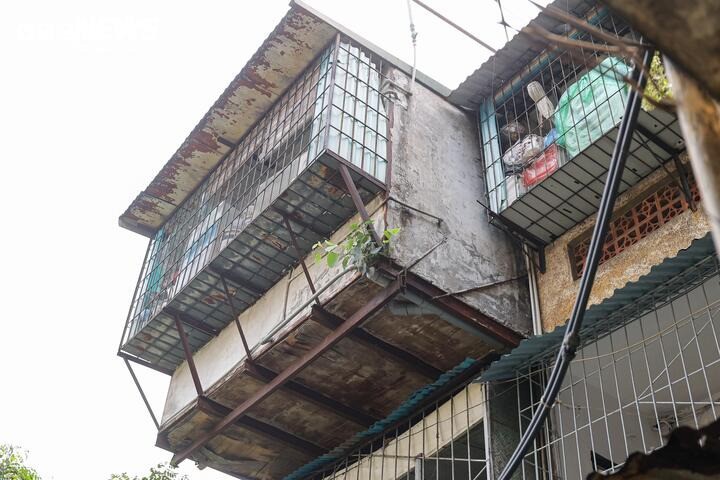Kết cấu ban đầu của các tòa nhà bị phá vỡ bởi tình trạng “chuồng cọp” tự phát xuất hiện dày đặc ở các tầng trên. Để nới rộng không gian sống, nhiều hộ dân đưa khung sắt, bê tông vươn ra ngoài 4 - 5 m so với diện tích ban đầu, tạo nên những khối tải trọng bất thường treo lơ lửng.