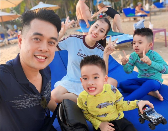 Ảnh 4/5: Khoảnh khắc Đỗ Mỹ Linh bế bầu vượt mặt đưa con gái đi chơi được chú ý - 11
