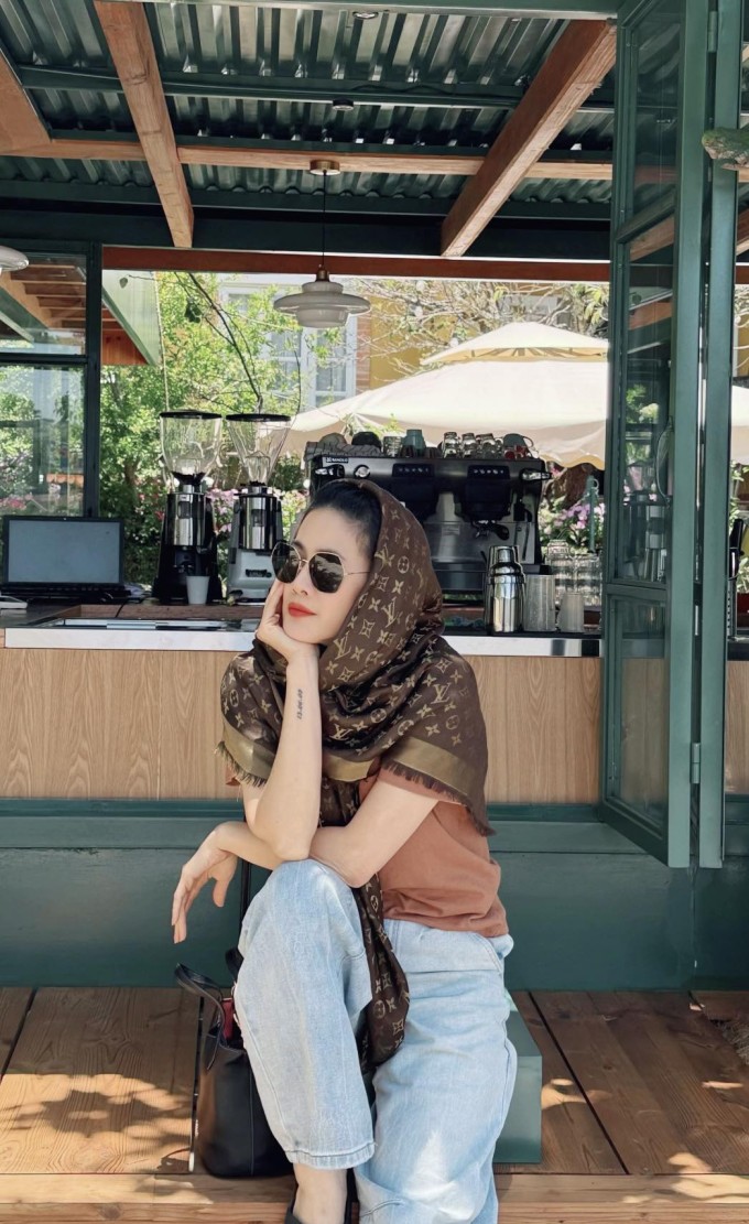 Ảnh 4/5: Khoảnh khắc Đỗ Mỹ Linh bế bầu vượt mặt đưa con gái đi chơi được chú ý - 2