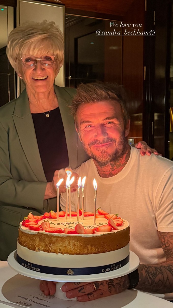 Mẹ của David Beckham, bà Sandra, trong bữa tiệc. Ảnh: Instagram