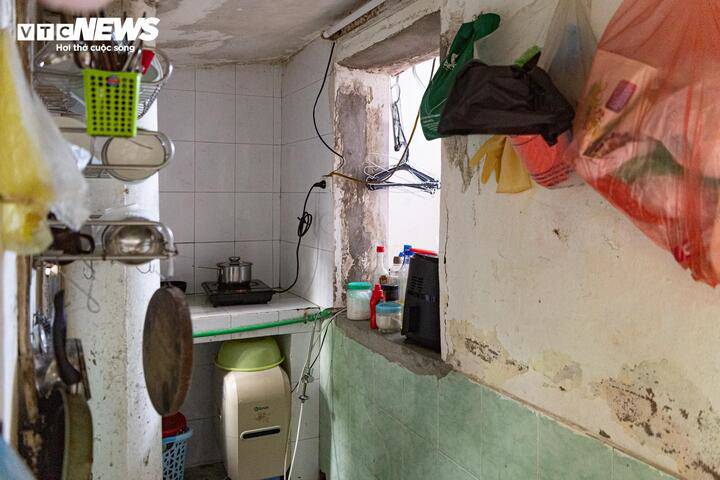 Tuy nhiên, sau nhiều năm sử dụng, nhiều hạng mục đã xuống cấp rõ rệt: tường bị đục phá để thông phòng, trần bong tróc, loang lổ vết ố, thậm chí xuất hiện thấm dột khi mưa lớn. Tình trạng này cũng diễn ra tại nhiều tòa nhà khác, đi kèm hệ thống điện, nước cũ kỹ, hành lang chật hẹp và lối thoát hiểm không đảm bảo an toàn.