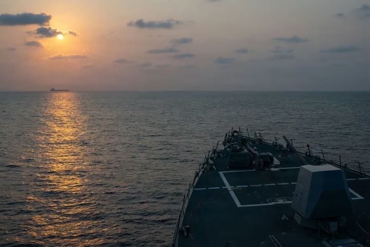 Tàu khu trục mang tên lửa dẫn đường lớp Arleigh Burker USS Pinckney hộ tống một tàu trong khi thực hiện hoạt động phong tỏa, ngày 22/4/2026. (Nguồn: Hải quân Mỹ)