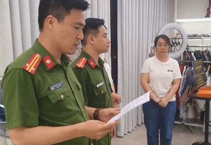 Công an đọc lệnh tạm giữ với Hường hồi tháng 7/2025. Ảnh: Công an Hà Nội