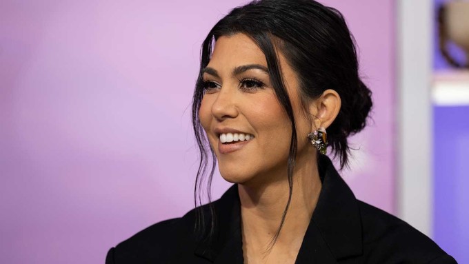 Kourtney Kardashian thường uống một shot dầu ô liu mỗi sáng để hỗ trợ tiêu hóa.