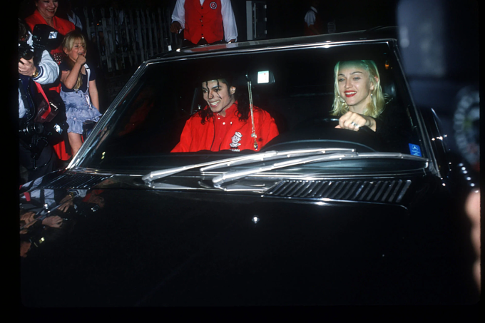 Đầu thập niên 1990, Michael Jackson và Madonna nhiều lần đi chơi cùng nhau. Ảnh: Liaison