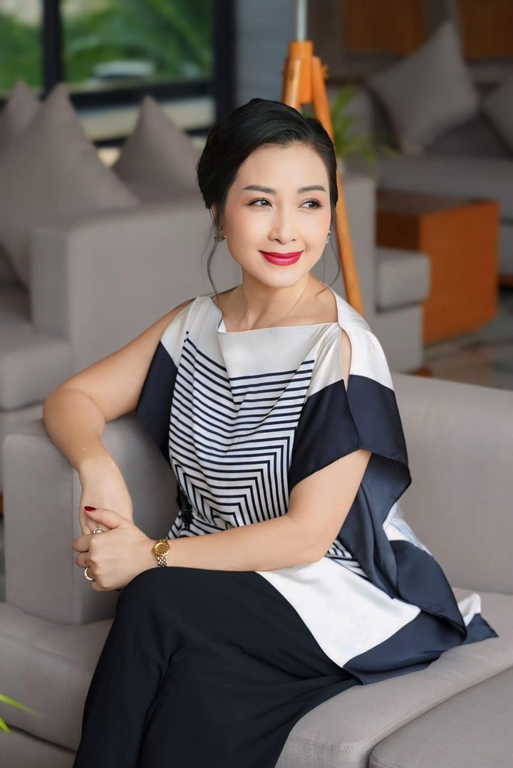 Diễn viên Khánh Huyền đẹp mặn mà.