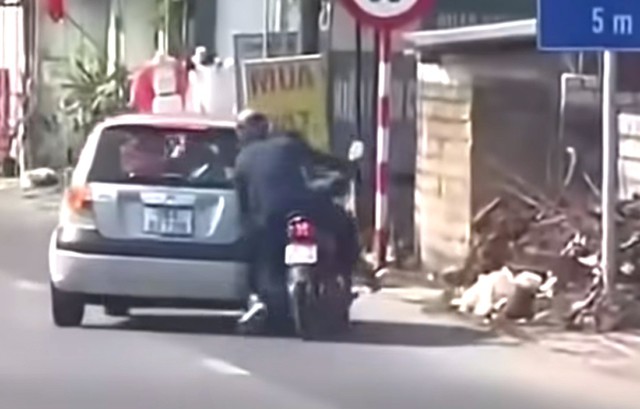 Hình ảnh ô tô chèn ngã xe máy cắt từ clip lan truyền trên mạng xã hội.