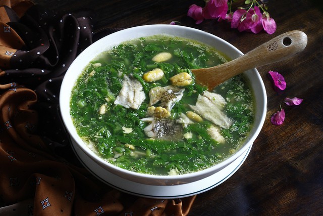 Canh cá rô đồng rau cải thơm ngon chuẩn vị.