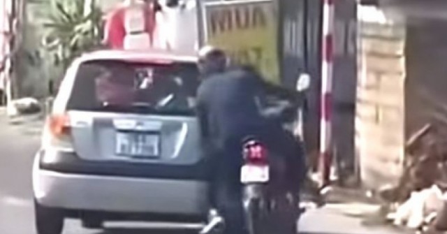 Chèn ngã người đi xe máy do mâu thuẫn với mẹ trên xe ô tô