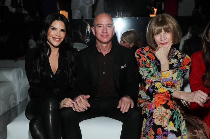 Anna Wintour (bên phải), xuất hiện cùng vợ chồng Bezos tại show diễn của Tom Ford ở Los Angeles vào tháng 2/2020. Ảnh: Penske Media
