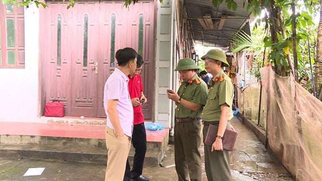 Cảnh sát làm việc tại hiện trường vụ án mạng. Ảnh: C.A.