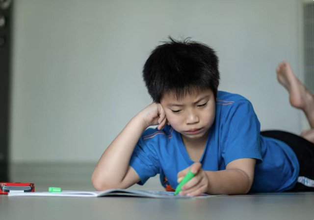 Việc giảm IQ có thể khiến trẻ bị đánh giá thấp, mất lợi thế trong học tập và dần hình thành tâm lý tự ti. Ảnh minh họa