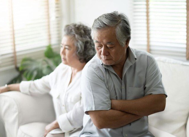 Khi những kỳ vọng về sự quan tâm, sẻ chia không được đáp ứng, việc ly hôn trở thành lựa chọn mà nhiều người lớn tuổi sẵn sàng cân nhắc, thay vì tiếp tục một cuộc sống gượng ép. Ảnh minh họa