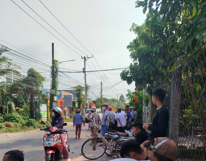 Người dân hiếu kỳ tụ tập theo dõi lực lượng chức năng khống chế bắt giữ đối tượng