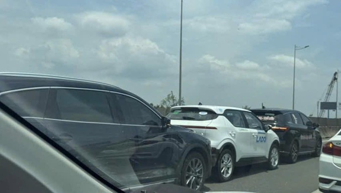 Va chạm giữa ba ôtô trên cao tốc. Ảnh: Đình Văn