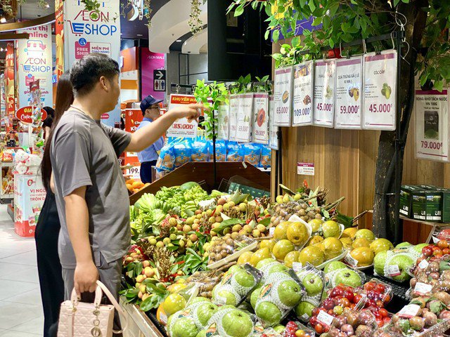 Vải u đầu mùa giá cao chót vót nhưng vẫn đắt khách tìm mua.
